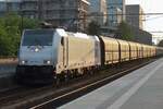 Goldener Zeiten? Captrain 186 459 zieht während die Dämerung ein Kohlezug durch Tilburg am 16 Juli 2016.