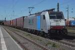 Mit ein vollbeladener ECS Containerzug durchfahrt Lineas 186 504 am 30 April 2026 Neuwied in die Richtung von Koblenz. 