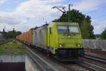 BLS Cargo Nord (ex-Crossrail benelux)  186 114 zieht ein volebeladener Containerzug durch Viersen richtung Neuss. 