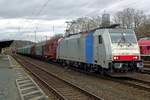 Am 20 Februar 2020 durchfahrt ein Stahlzug mit Lineas 186 452 Köln West.