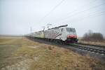 189 918-6 von Rail Traction Company 91 80 6 189 918-6 Q-LM und eine gelbe 189 mit Containerzug in Neu-Ulm Pfuhl am 03.03.2018.