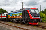Die Bombardier TRAXX F160 AC3 LM, 187 420-5 (91 80 6187 420-5 D-EBS) der EBS - Erfurter Bahnservice GmbH steht am 05.07.2021 in Scheuerfeld (Sieg) beim Kleinbahnhof der WEBA (Westerwaldbahn), für ihre
