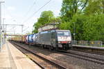 ES 64 F4 - 450 (5170 024-1) MRCE Dispolok GmbH fr METRANS Rail s.r.o. mit einem Containerzug in Friesack und fuhr weiter in Richtung Wittenberge. 28.04.2018