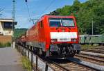 br-189-siemens-es64f4/375376/die-189-082-1-91-80-6189 
Die 189 082-1 (91 80 6189 082-1 D-DB) der DB Schenker Rail Deutschland AG fährt am 06.06.2014 mit einem gemischten Güterzug durch Linz am Rhein in Richtung Süden.

Die Siemens ES 64 F4 hat die Zugsicherungssystem-Komponenten für Deutschland und Niederlande installiert (Class 189-VJ) und wurde 2005 von Siemens in München unter der Fabriknummer 21067 gebaut.