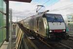 MRCE 189 099 schleppt am 8 Dezember 2021 ein Kesselwagenzug durch Tilburg-Reeshof.
