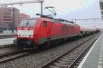 Kesselwagenzug mit 189 077 macht Pause an grauen 3 Februar 2022 in Zwolle.