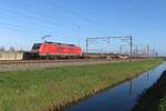 Mit einer mässig beladener KLV durchfahrt am 24 November 2022 DBC 189 089 Valburg auf den Weg nach Kijfhoek.
