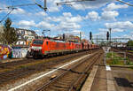 In Doppeltraktion fahren die 189 067-2 (91 80 6189 067-2 D-DB) und die 189 038-3 (91 80 6189 038-3 D-DB) beide der DB Cargo AG am 30.04.2023 mit einem Erzzug durch den Bahnhof Köln-Ehrenfeld in