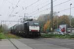 Am 23 Oktober 2024 durchfahrt DBC 189 096 mit ein Ölzug Emmerich und wird vom Bahnübergang fotografiert.