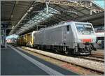 Ich staunte nicht schlecht, als die erneut die akiem 64 F4 082 (91 80 189 982-2 D-AKIEM) in Lausanne zu sehen bekam. Die Lok wartet  mit einer Gleisbaumaschine auf die baldige Weiterfahrt in Richtung Vevey. Seit der Übernahme der  Novelis -Züge durch DB 185 sind die ohnehin raren Einsätze der BR 189 in der Gegend von Lausanne sehr selten geworden, so dass diese akiem 64 F4 082 (91 80 189 982-2 D-AKIEM) ein nicht alltägliches Motiv darstellt. 24. Mai 2025