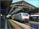 Ich staunte nicht schlecht, als ich erneut die akiem 64 F4 082 (91 80 189 982-2 D-AKIEM) in Lausanne zu sehen bekam. Die Lok wartet mit einer Gleisbaumaschine auf die baldige Weiterfahrt in Richtung Vevey. Seit der Übernahme der  Novelis -Züge durch DB 185 sind die ohnehin raren Einsätze der BR 189 in der Gegend von Lausanne sehr selten geworden, so dass diese akiem 64 F4 082 (91 80 189 982-2 D-AKIEM) ein nicht alltägliches Motiv darstellt. 

24. Mai 2025