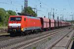 Am 30 April 2026 zieht DB cargo 189 030 der Leererzzug aus Dillingen (Saar)  nach Rotterdam durch Neuwied.