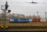 Die 193 842 (91 80 6193 842-2 D-BOXX) der boxXpress.de GmbH (Hamburg) fährt am 12.11.2021 mit einem KLV-Zug durch den Bahnhof Gießen in südlicher Richtung.