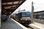 193 707-7 MRCE X 4 E-marc Italia Rail Vectron mit Behälter-Containerzug in Ulm am 28.07.2022.