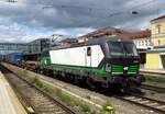 Am 27 Mai 2022 durchfahrt die Kahl gewordener ECCO Rail 193 212 Regensburg Hbf in die Richtung von Passau.