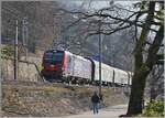 Kurz nach Villeneuve ist die von SBB Cargo gemietet 193 062 mit einem kurzen Güterzug auf der Fahrt in Richtung Lausanne.