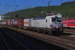 br-193-siemens-vectron-ms/873563/mit-ein-klv-am-haken-wirbt Mit ein KLV am Haken wirbt 193 968 klar für Siemens in Würzburg Hbf am 21 September 2024.