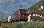 Bildf�llend zeigt sich die von SBB Cargo angemietete 193 074 mit einem langen G�terzug bei Ligerz in Fahrtrichutng Biel/Bienne, trotzdem fand die bekannte Kirche von Ligerz auf dem Bild noch Platz.