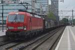 Am 8 Mai 2026 zieht DB Cargo (noch...;  DB Cargo hat Anfang 2026 die 193 302-317 schon an Railpool verkauft) 193 333 ein verschmierter Ganzzug durch Tilburg nach Bad Bentheim �ber 's-Hertogenbosch, Arnhem und Deventer. 
