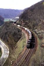 194 mit langem Güterzug auf dem Mühltalfelsendamm der Geislinger Steige am 16.04.1983.