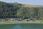 Ein Blick am 11.10.2023 vom Loreleyfelsen nach Westen auf die rechtsrheinische Mittelrheinstrecke und den von eine 101 gezogenen EC 9 (Hamburg-Altona - Zürich Hbf.), der Aussichtswagen befindet sich an vorletzter Stelle des Zuges. Der am Rheinufer gelegene Campingplatz ist ein insbesondere bei Niederländern beliebtes Ausflugsziel.
