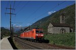 Zwei DB 185 auf dem Weg Richtung Süden bei Giornico; rechts im Bild die sehenswerte San Nicola Kirche aus dem 12 Jahrhundert.