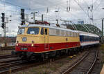 Die AKE E10 1309 (91 80 6113 309-9 D-TRAIN) der Train Rental International GmbH mit n-Wagen als National Express Verstärker des RE 1  Nordrhein-Westfalen-Express  Dortmund Hbf – Köln Hbf,