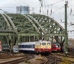 Die AKE E10 1309 (91 80 6113 309-9 D-TRAIN) der Train Rental International GmbH mit n-Wagen als National Express Verstärker des RE 1  Nordrhein-Westfalen-Express  Dortmund Hbf – Köln Hbf,