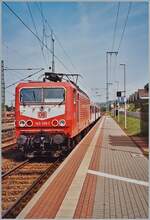 Ein Jahr davor stand noch die DB 142 145-1 mit n-Wagen im RB Verkehr von Weil am Rhein nach Lörrach. 
Analogbild. 
Weil am Rhein, den 22. August 2002