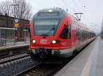 Wenige Minuten spter als der RE  13026 Binz-Stralsund am 25.Januar 2011 Bergen/Rgen verlassen hatte,kam 429 028 als RE 13009 Rostock-Sassnitz in den Bahnhof eingefahren,der wieder von einem Flirt