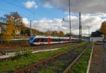   Ein 2-teiliger Stadler Flirt gekuppelt mit einem 3-teiligen Stadler Flirt der Abellio Rail NRW erreichen am 04.11.2020 bald den Bahnhof Kreuztal.