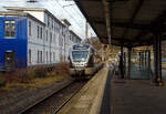 Der 3-teilige Stadler FLIRT ET 23-11-05 (94 80 0427 104-5 D-VIASR / 94 80 0827 104-1 D-VIASR / 94 80 0427 604-4 D-VIASR) der VIAS Rail GmbH, ex DB 427 104-5, ex Abellio Rail NRW ET 23 2105  Lennestadt , ex Abellio ET 23 005, erreicht am 30 Dezember 2023, als RB 91  Ruhr-Sieg-Bahn  (Hagen -Siegen), den Bahnhof Siegen-Weidenau.