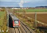 440 027-1  Fugger-Express  in Neu-Ulm Pfuhl am 03.11.2009. Diese Leistung gibt es seit Fahrplanwechsel nicht mehr und wurde von GoAhead übernommen; auch das Atomkraftwerk (Wasserdampffahne am Horrizont) ist schon länger abgeschaltet.