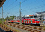 Zwei gekuppelte ET 420 (vorne 420 984-7) der S-Bahn Köln erreichen am 12.08.2022, als S19 nach Hennef (Sieg), Bahnhof Siegburg/Bonn.