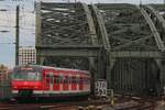 Mit etwas Zooming mit der Kamera kann Mann vom Bahnsteig in Köln Hbf Tirebzüge nach/von die Hohenzollernbrücke fotografieren, wie am 15 Februar 2024 DB 420 979 unter Beweis stellt. 