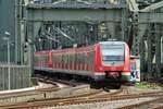 Auf die Brücke! DB 422 529 verlässt am 28 April 20-18 Köln Hbf.