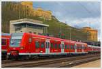 Babyquietschie  Wemmetsweiler“  426 539-3 / 426 039-4 (94 80 0426 539-3-D-DB und 94 80 0426 039-4-D-DB) der DB Regio abgestellt am 13.04.2013 im Hbf Koblenz.
Die Triebwagen der Baureihen 425 und 426 des Konsortiums Siemens Transportation Systems/Bombardier/DWA sind leichte Elektro-Gliedertriebzge fr S-Bahn- und Regionalverkehr. Sie sind nahezu baugleich mit der Baureihe 424, die im hannoverschen S-Bahnnetz eingesetzt wird. Mit der hochflurigen und uerlich sehr hnlichen reinen S-Bahn-Baureihe 423 gibt es dagegen nur wenige technische Gemeinsamkeiten.

Fr Strecken mit schwcherem Fahrgastaufkommen und zur bedarfsgerechten Verstrkung von 425ern wurde die zweiteilige Baureihe 426 beschafft. Dieser Zug besteht lediglich aus zwei Endwagen und ist nur 36 Meter lang. Sein Aussehen (kurz, rot und rechteckig mit „Henkel“ (der Stromabnehmer) in der Mitte) trug ihm die Spitznamen „Erdbeerkrbchen“ oder „Babyquietschie“ ein. Bei diesen Fahrzeugen tritt im Regelbetrieb die Problematik der sich aufschaukelnden Fahrleitung zu Tage: Werden drei oder vier Fahrzeuge gekuppelt gefahren, muss ihre Hchstgeschwindigkeit begrenzt werden, weil die Stromabnehmerabstnde zu kurz sind. Die Fahrleitung bildet eine geschwindigkeitsabhngige Welle, bei der der mittlere oder letzte Stromabnehmer den Kontakt verlieren kann.

Die Triebwagen der Baureihen 425 und 426 werden seit dem Jahr 2000 bisher nur durch die Regio-Tochterfirmen der Deutschen Bahn eingesetzt. Bisher wurden 43 dieser zweiteiligen Einheiten gebaut.

Technische Daten:
Achsformel: Bo'(2)Bo'
Spurweite: 1435 mm (Normalspur)
Lnge ber Scharfenberg-Kupplung: 36.490 mm
Leergewicht: 63,2 t
Hchstgeschwindigkeit: 160 km/h
Stundenleistung: 1.1750 kW
Beschleunigung: 0,88 m/s
Motorentyp: Drehstrom-Asynchron
