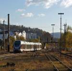 ET 23007 (3-teiliger Stadler Flirt) der Abellio Rail NRW fhrt am 28.10.2012 von Siegen-Weidenau weiter in Richtung Siegen Hbf davon.