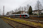 Ein 3-teiligen Stadler Flirt der Abellio Rail NRW erreicht am 15.01.2022 bald den Bahnhof Kreuztal.