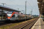 Der dreiteilige Stadler FLRIT 303 (94 80 0427 151-6 D-VIAS / 94 80 0827 151-2 D-VIAS / 94 80 0427 651-5 D-VIAS) der VIAS Rail GmbH (Michelstadt) verlässt am 17 Juni 2013, als