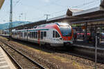 Der dreiteilige Stadler FLRIT 303 (94 80 0427 151-6 D-VIAS / 94 80 0827 151-2 D-VIAS / 94 80 0427 651-5 D-VIAS) der VIAS Rail GmbH (Michelstadt) am 17 Juni 2013, als „RheingauLinie“ SE10