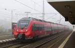 . Zwei gekuppelte vierteilige Talent 2 durchfahren am 01.11.2014 den noch im morgentlichen Nebel liegenden Bahnhof von Butzbach. (Hans)