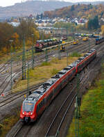 Zwei gekuppelte vierteilige Bombardier Talent 2 der DB Regio NRW haben 09 November 2025 den Bahnhof Betzdorf/Sieg verlassen und fahren als RE 9 – RSX / Rhein Sieg Express (Siegen - Köln – Aachen) weiter in Richtung Köln. 

Hin ...