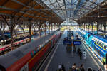 L�beck Hauptbahnhof am 22 April 2026, in der Bildmitte die 218 431-5 der DB Regio AG mit dem roten Dosto-Zug steht auf Gleis 6, als RE 2 nach Bad Kleinen, zur Abfahrt bereit.