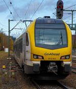 Der Go-Ahead ET 5.14 ein fünfteiliger Stadler FLIRT³ der Baureihe 1429 erreicht am 26.10.2021, als MEX 16 „Filstalbahn“ (ex RB 16) Stuttgart –Ulm, den Bahnhof Amstetten.