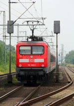 Wieder zurück aus Rostock ist die 112 146-6 die hier mit einer RB nach Flensburg den Bahnhof Jübek verlässt.