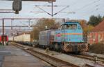 neg V 102 schleppt den Nordliner KLV mitsamt der SEL 181 204 aus dem Verlade- in den Personenbahnhof Pattburg/Padborg 11.11.2021