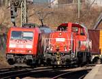 Erstaunlich wie groß eine mittlere Rangierlok im Vergleich mit einer ausgewachsenen Güterzuglok wirken kann...185 386-0 und 261 050-9 trafen sich am 03.04.2013 im Bhf HH-Harburg.