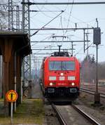 DB/TXL 185 404-1 hat nen langen KLV an Haken und fährt hier mit kurzem Pfiff durch Jübek.