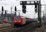 DB 185 176-5 mit dem Schwefelzug(44/2448 Schwefel geschmolzen)festgehalten bei der Durchfahrt im Bremer Hauptbahnhof.